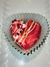 Load image into Gallery viewer, Mierā šokolādes bumba sirds formā
