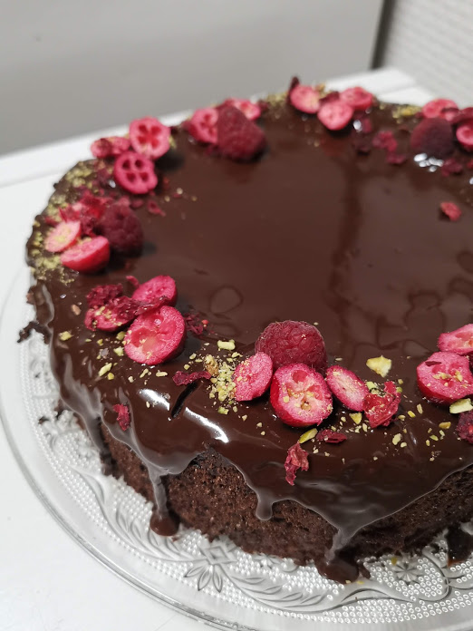 Biešu - aveņu šokolādes kūka