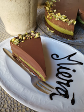 Load image into Gallery viewer, Vegānu pistāciju - šokolādes mussa kūka
